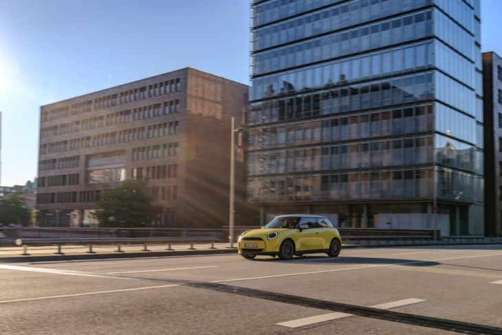 mini cooper e 2024: mehr fotos vom j01 ab 32.900 euro