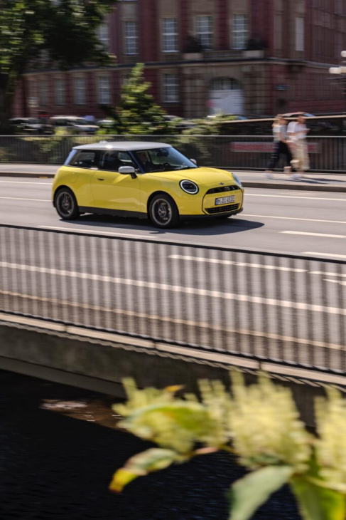 mini cooper e 2024: mehr fotos vom j01 ab 32.900 euro