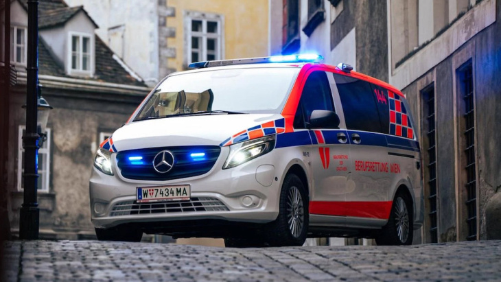 VW und Mercedes mit Blaulicht retten Leben - News - ELECTRIC WOW