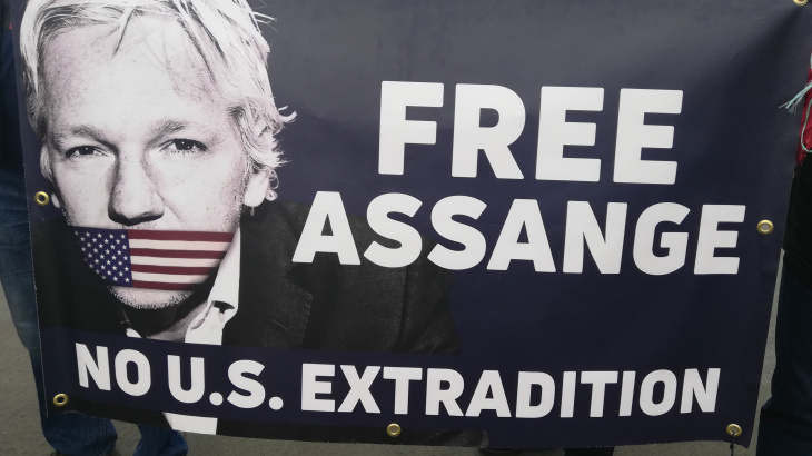 drohende auslieferung an usa: assange muss auf entscheidung warten