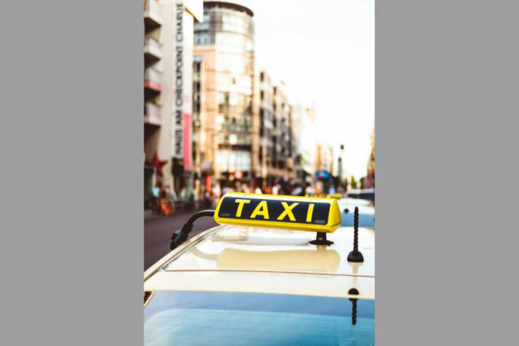 tmv fordert: festpreise für berliner taxis müssen auch für mietwagen gelten