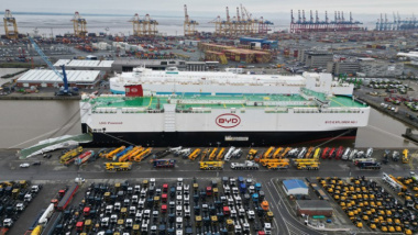 Jungfernfahrt: Chinesischer BYD-Frachter legt in Bremerhaven an