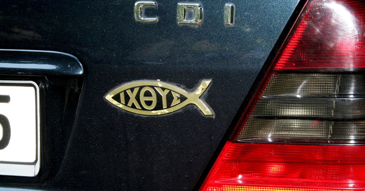 warum ist das fischsymbol auf manchen autos angebracht? was bedeutet es?