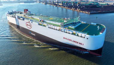 Elektroautos aus China rollen in Bremerhaven von erstem BYD-Frachter