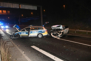 Unfall auf Berliner Autobahn A100: Mietwagen rammt Polizei – stundenlange Sperrung
