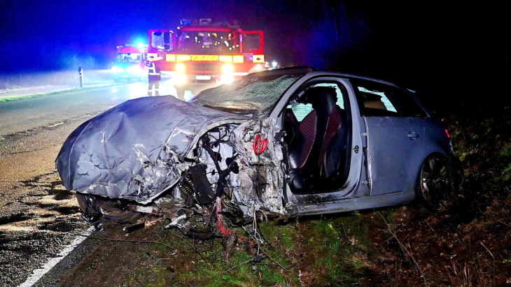 hamburg: brutaler crash! audi rast in gegenverkehr – insassen eingeklemmt