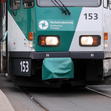 Niemand verletzt: Auto stößt in Potsdam mit Tram zusammen