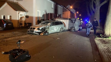 Trümmerfeld auf Straße: Elektro-SUV rammt sechs Autos