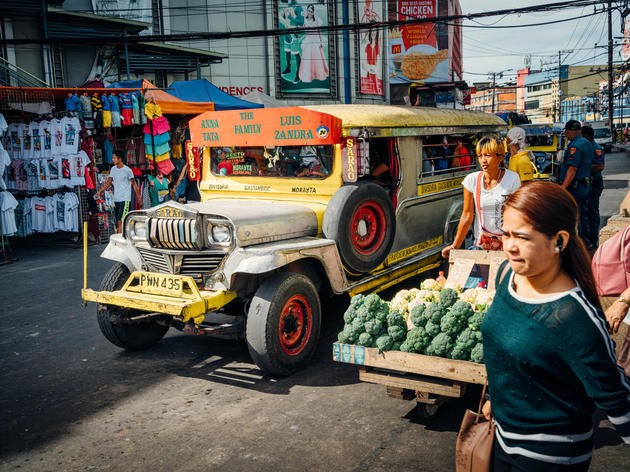 „jeepneys“, manilas unverzichtbare dreckschleudern