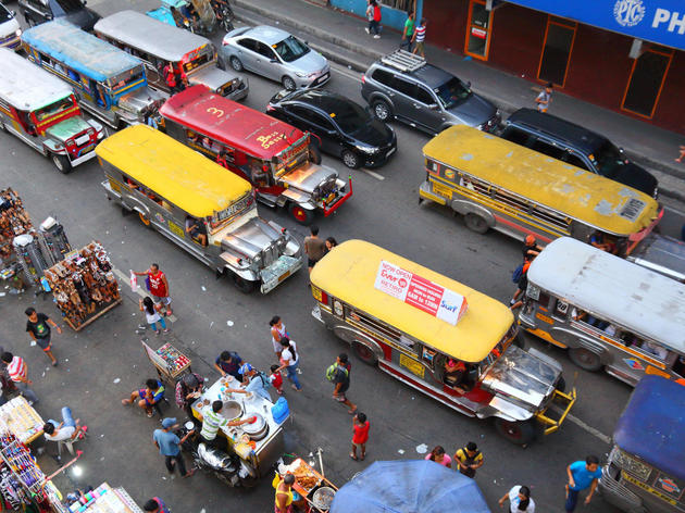 „jeepneys“, manilas unverzichtbare dreckschleudern