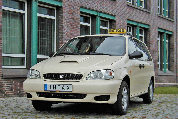 fotostrecke: kia ev9 als taxi - und die intax-kia-familie