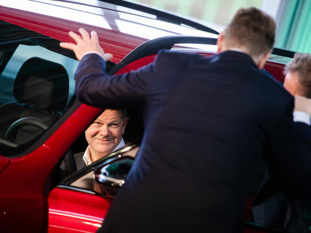 „ich will selbst fahren“ – scholz feiert mit mercedes-benz die deutsche autobranche