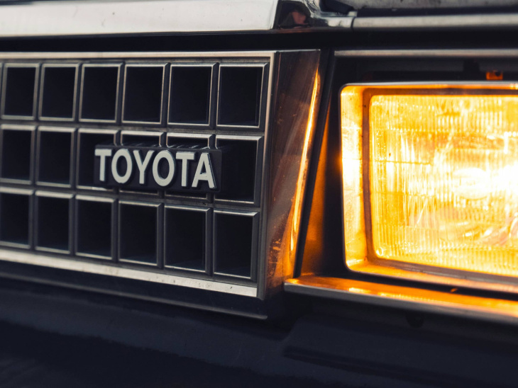 toyota verblüfft die autowelt: verbrenner besser als e-auto