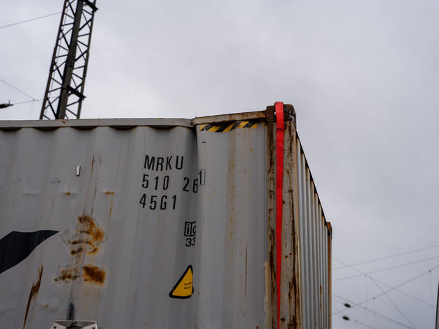container-lkw fährt sich in hamm fest - aufwändige bergung