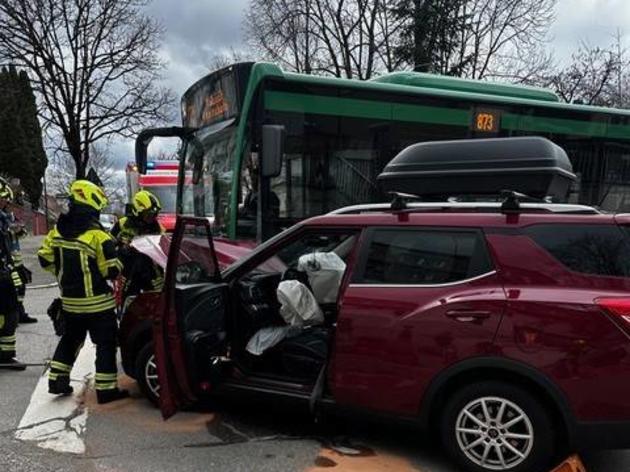 linienbus kollidiert mit auto: zwei personen leicht verletzt