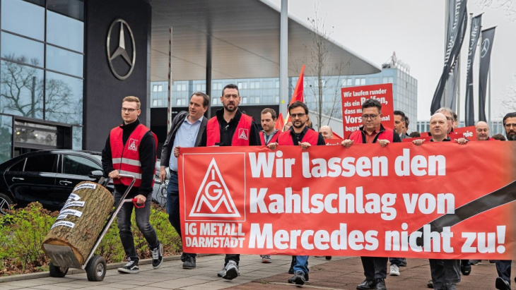 zukunft der autohäuser: mercedes-mitarbeiter protestieren gegen verkauf