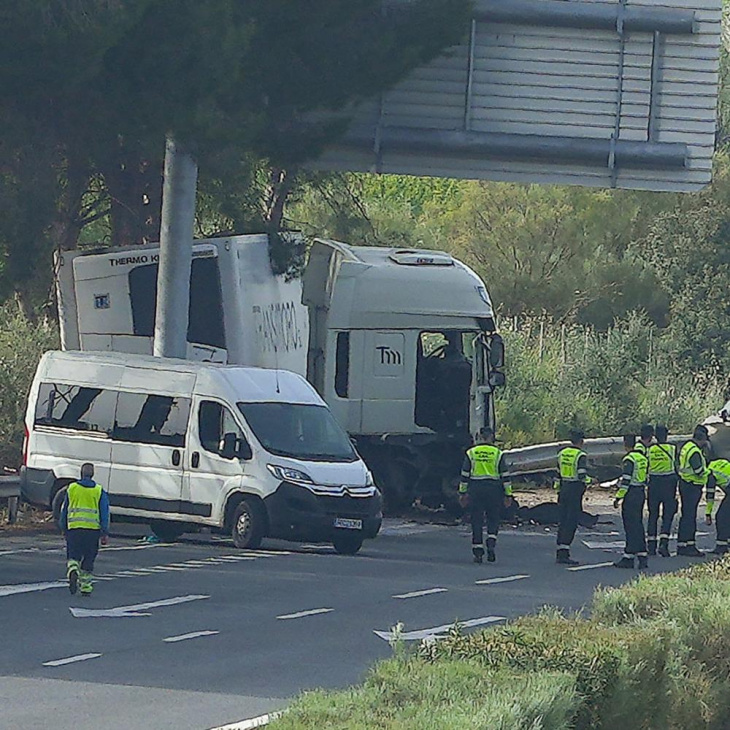 zwei polizisten und vier zivilisten gestorben: lkw überrollt sechs menschen bei verkehrskontrolle in spanien