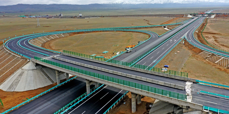 von peking bis ürümqi - china stellt längste autobahn der welt fertig