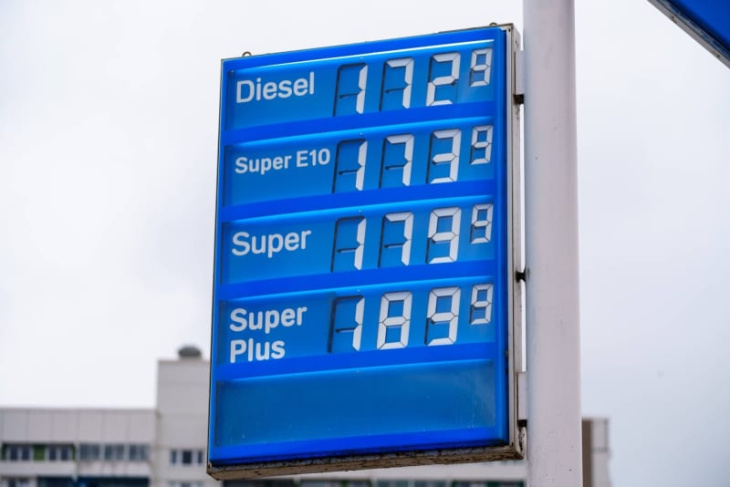autofahrer sind selbst schuld: darum ist benzin morgens so viel teurer