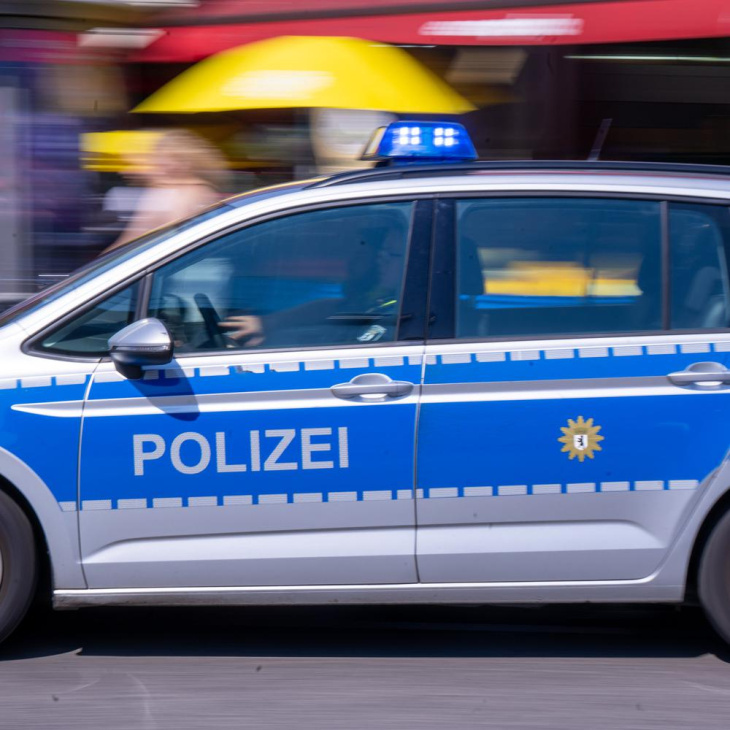 kurze verfolgungsjagd in prenzlauer berg: berliner polizei nimmt mann mit gestohlenem auto fest