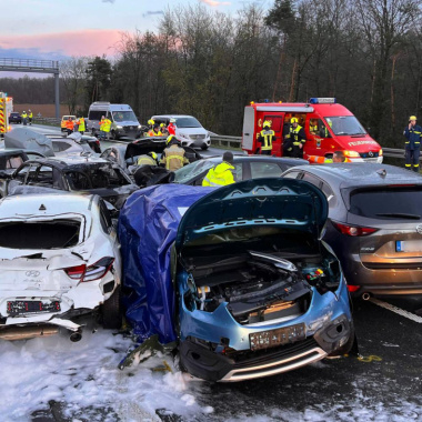 40 Fahrzeuge beteiligt: Zwei Tote und Dutzende Verletzte nach Massenkarambolage in Bayern