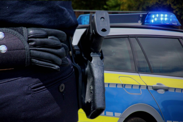 berlin: raser flüchtet vor polizei – selbst gezogene waffe kann ihn nicht aufhalten