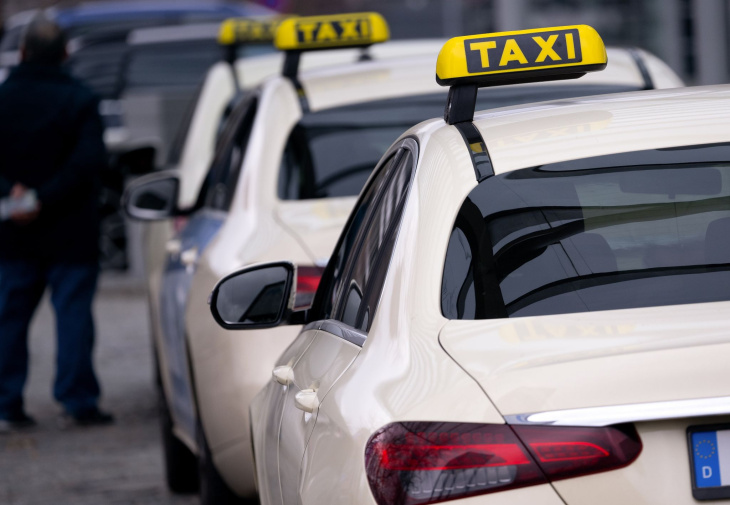 pilotprojekt: taxi als teil des öffentlichen nahverkehrs