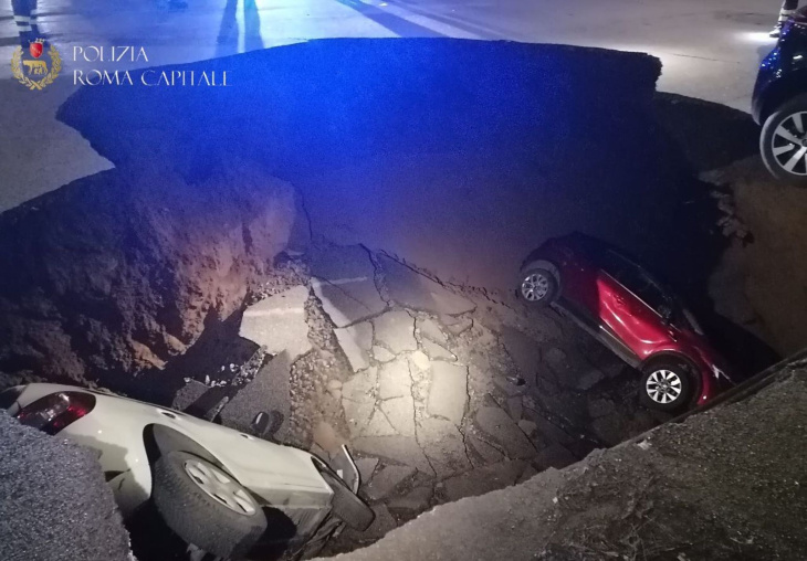 riesiges erdloch in rom verschlingt zwei autos