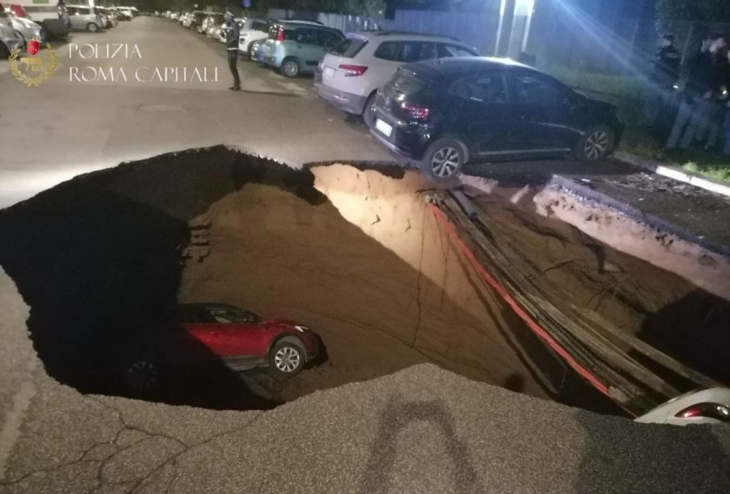 zehn meter tiefes erdloch verschlingt zwei autos in rom