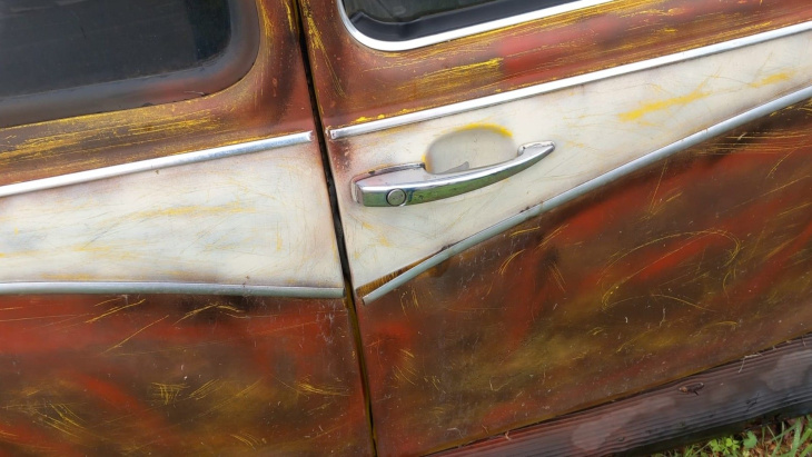 kein gutes ende: fotos eines reparaturbedürftigen autos