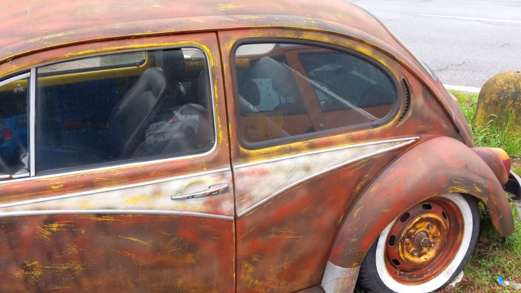 kein gutes ende: fotos eines reparaturbedürftigen autos