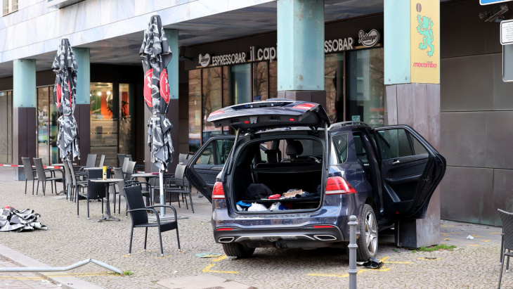 magdeburg: auto landet auf caféterrasse – zwei fußgänger schwer verletzt