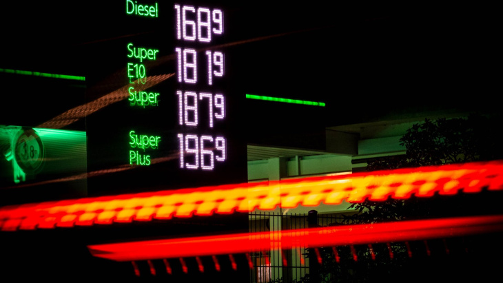 benzinpreise steigen dritte woche in folge kräftig an