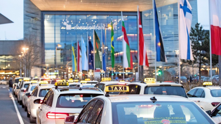festpreisoption soll taxis im wettbewerb mit uber stärken