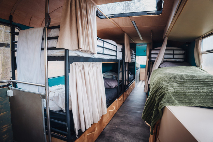 wir bauten einen doppeldeckerbus in ein mobiles tiny house hotel um: vier jahre später geht unser geschäft durch die decke