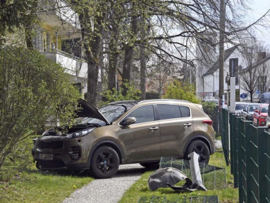 Pedale verwechselt: Kia-Fahrerin fährt in Neubiberg Auto an und durchbricht Stabmattenzaun