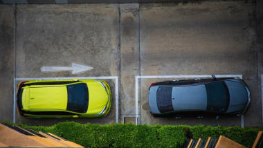 Parkplatz aus dem Kofferraum: BMW-Fahrer nutzt fiesen Trick