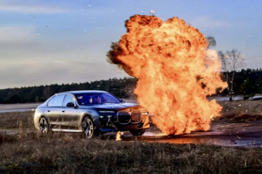 Eine Fahrschule für gepanzerte BMW-Autos umfasst filmwürdige Explosionen