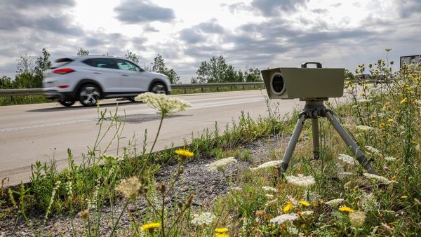 autoraser jagt mit 128 km/h in polizeikontrolle – fahrverbot