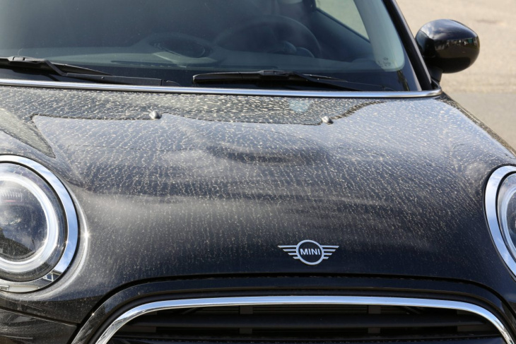 verkehr: sahara-staub auf dem auto – jetzt bloß nicht diesen fehler machen