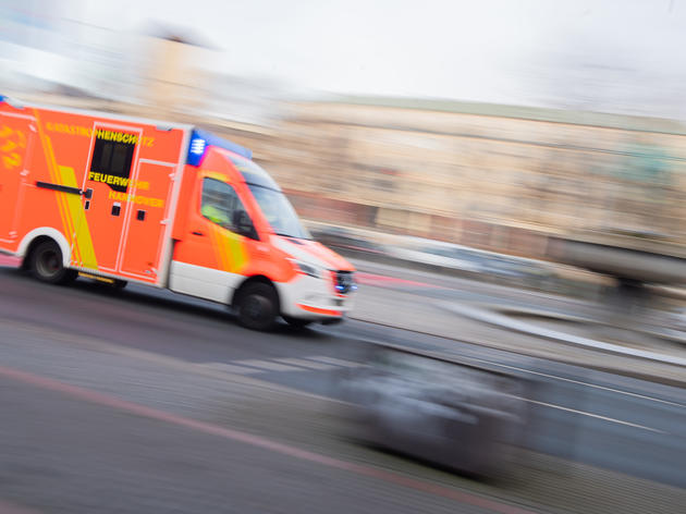 auto erfasst kind - vierjähriger muss schwerverletzt ins krankenhaus