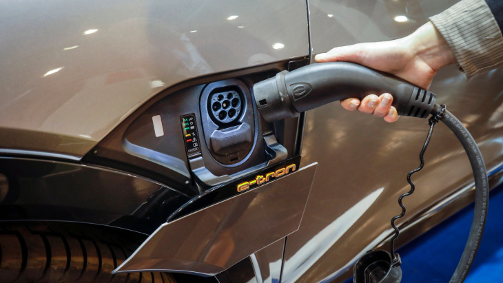 elektroautos: hersteller kappen rabatte - schwache verkaufszahlen erwartet