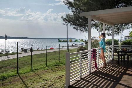 bi village mit blick auf das meer in kroatien