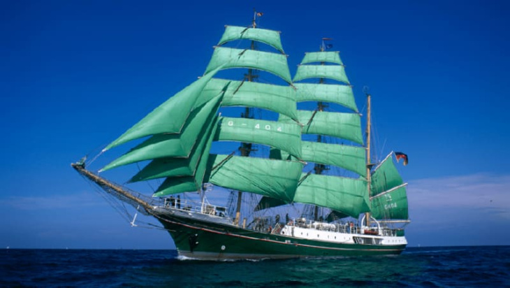 ohne emissionen – kapitän transportiert kaffee und gewürze mit altem segelfrachtschiff