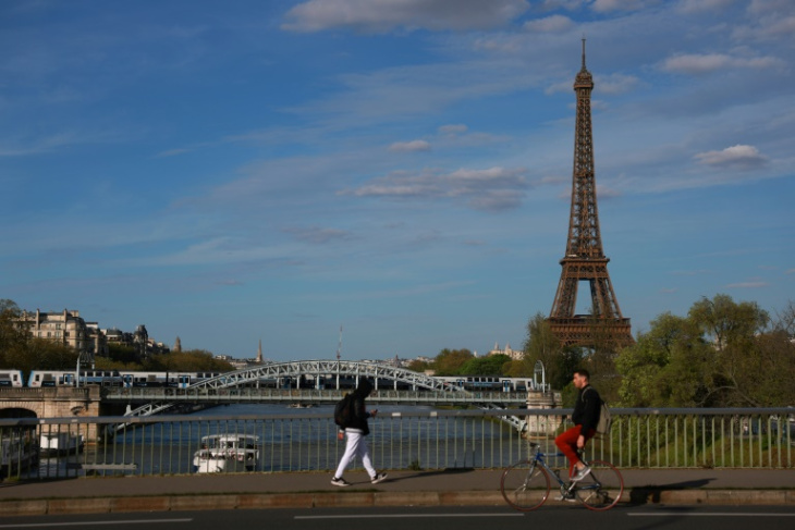 beliebtheit der fortbewegungsmittel in paris: fahrrad überholt auto