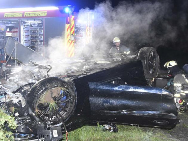 Im Rausch über Kreisel: Münchner schrottet Luxus-BMW und entkommt knapp aus brennendem Wagen