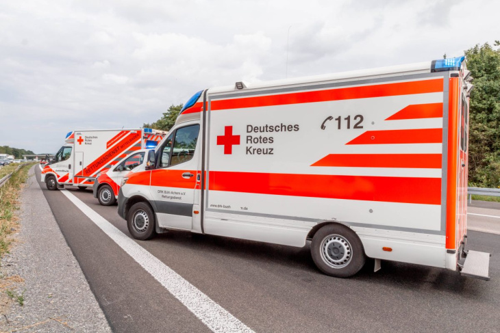a42 in oberhausen: frau (23) bei unfall schwer verletzt – verursacherin flüchtet