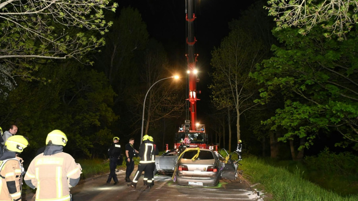 horror-crash in pankow: auto aufgeschlitzt – mann kommt lebend raus!