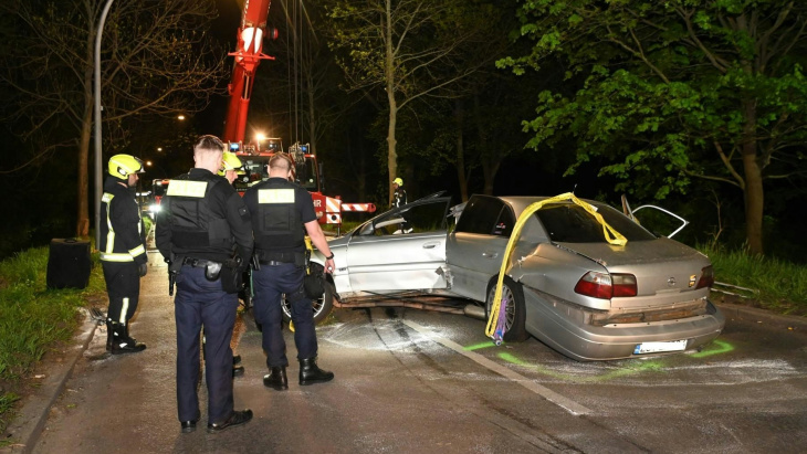 horror-crash in pankow: auto aufgeschlitzt – mann kommt lebend raus!