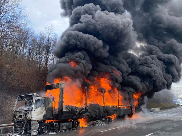flammeninferno auf der a7: lkw fängt feuer – autobahn bis in den mittag gesperrt